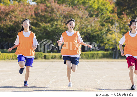 走る高校生 61696335