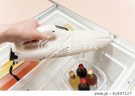 床下収納庫をコードレス掃除機で掃除する。 床下収納庫をコードレス掃除機で掃除する。 61697127