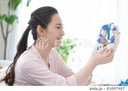 サマーリースを作る女性 61697487