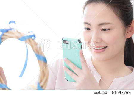 サマーリースを撮影する女性 サマーリースを撮影する女性 61697768