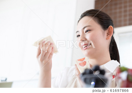 女性　フルーツサンド　 61697866
