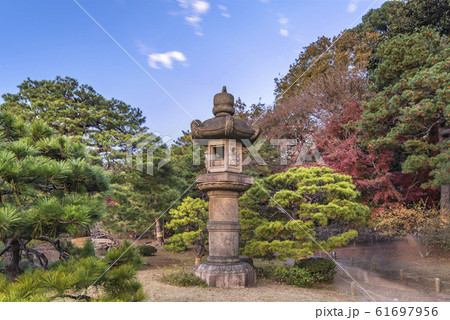 秋に駒込の六義園の田鶴橋の隣に立つ巨大な石灯籠。　 61697956
