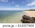 沖縄の青い海 61697966