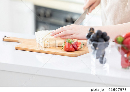 女性　キッチン　フルーツサンド　 61697973