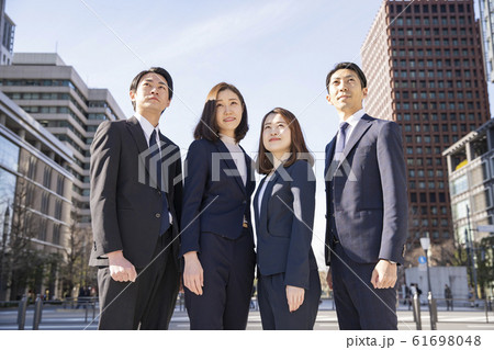 ビジネスシーン・4人のチーム 61698048