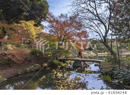 秋に駒込の六義園の芦部茶屋跡の前に通る蛛道から撮影した大泉水を渡る渡月橋。 61698248