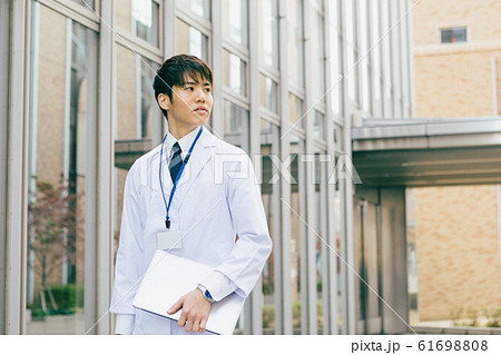白衣の男性 撮影協力「近畿大学」 白衣の男性 撮影協力「近畿大学」 61698808
