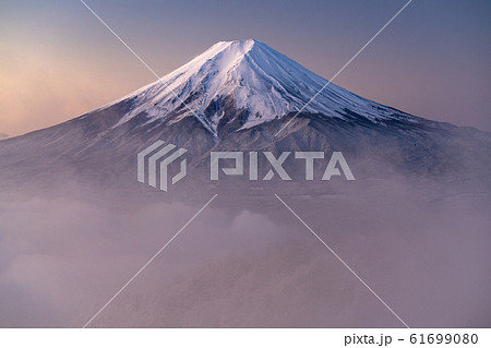 《山梨県》大雲海に浮かぶ富士山・雪景色 《山梨県》大雲海に浮かぶ富士山・雪景色 61699080