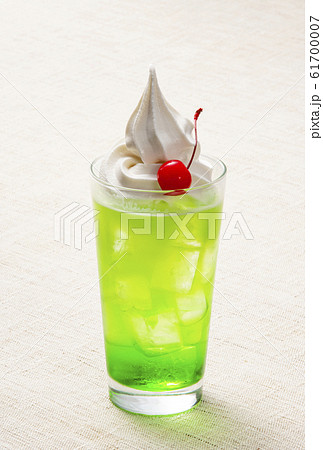 クリームソーダ　冷たい飲み物　ソフトクリームとメロンソーダ　メロンフロート　イメージ素材 61700007