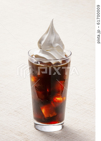 コーヒーフロート　ソフトクリームとコーヒー　アイスクリームコーヒー　冷たい飲み物　イメージ素材 61700009