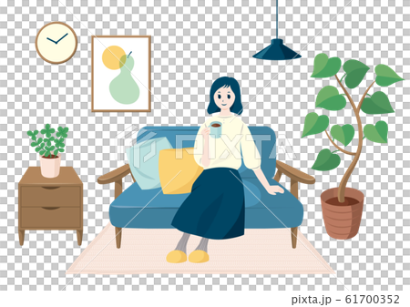 リビングでくつろぐ女性 61700352
