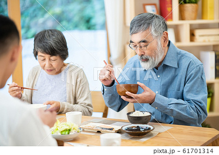 家族で食事 シニア 食事をするシニア夫婦 おばあちゃん 家族で食事 シニア 食事をするシニア夫婦 おばあちゃん 61701314
