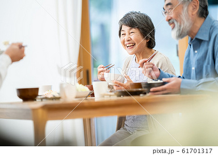 家族で食事　シニア 食事をするシニア夫婦 おばあちゃん 61701317