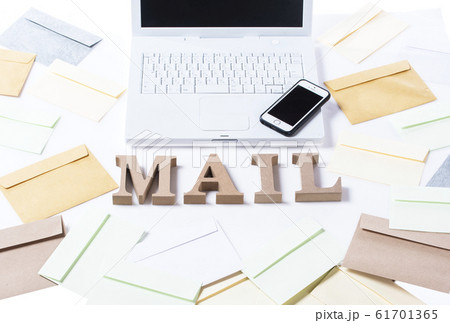 パソコンとスマートフォン　通信イメージ　イメージ素材　メールイメージ 61701365