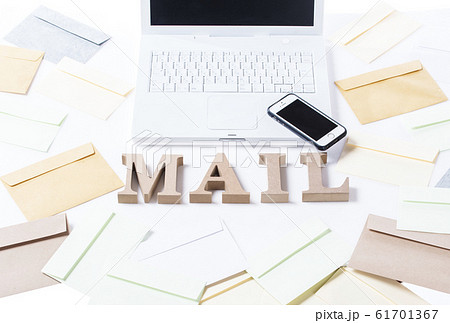 パソコンとスマートフォン　通信イメージ　イメージ素材　メールイメージ 61701367