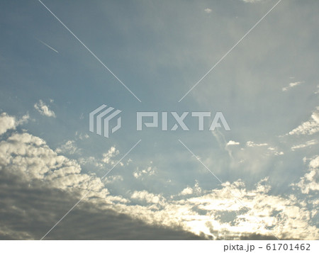冬の夕方の空 小さな飛行機雲あり の写真素材
