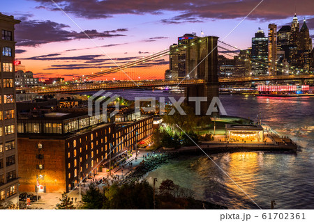 《ニューヨーク》ブルックリンブリッジの夜景 61702361