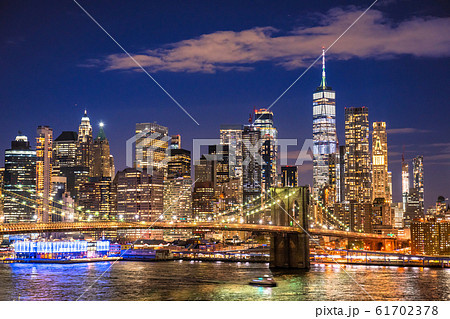 《ニューヨーク》マンハッタンとブルックリンブリッジの夜景 《ニューヨーク》マンハッタンとブルックリンブリッジの夜景 61702378