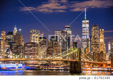 《ニューヨーク》マンハッタンとブルックリンブリッジの夜景 《ニューヨーク》マンハッタンとブルックリンブリッジの夜景 61702380