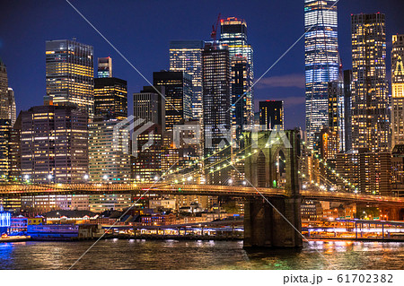 ニューヨーク マンハッタンとブルックリンブリッジの夜景の写真素材