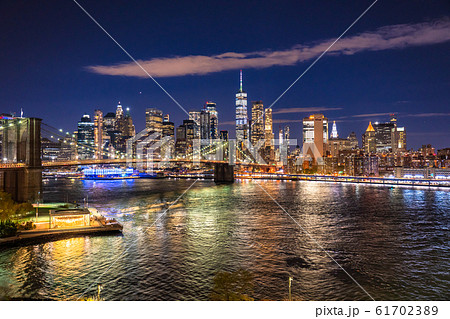 ニューヨーク マンハッタンとブルックリンブリッジの夜景の写真素材