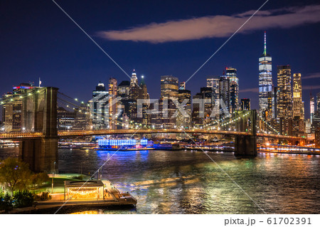 《ニューヨーク》マンハッタンとブルックリンブリッジの夜景 《ニューヨーク》マンハッタンとブルックリンブリッジの夜景 61702391