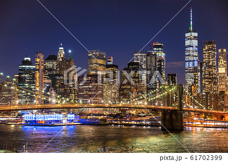 《ニューヨーク》マンハッタンとブルックリンブリッジの夜景 《ニューヨーク》マンハッタンとブルックリンブリッジの夜景 61702399