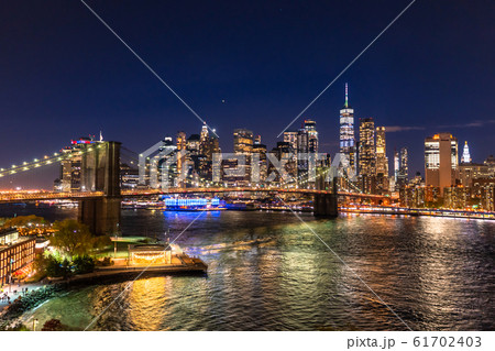《ニューヨーク》マンハッタンとブルックリンブリッジの夜景 《ニューヨーク》マンハッタンとブルックリンブリッジの夜景 61702403
