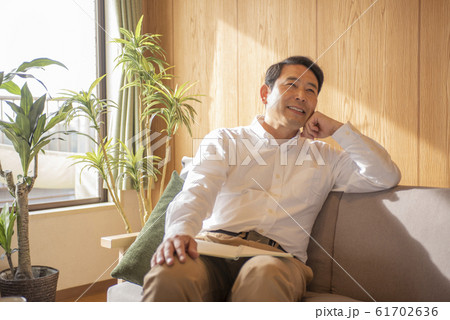 リビングでのんびりくつろぐミドル〜シニア男性 61702636