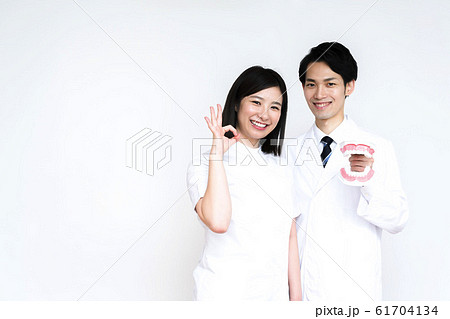 歯科医（白バック、男女、歯科助手、歯医者 61704134