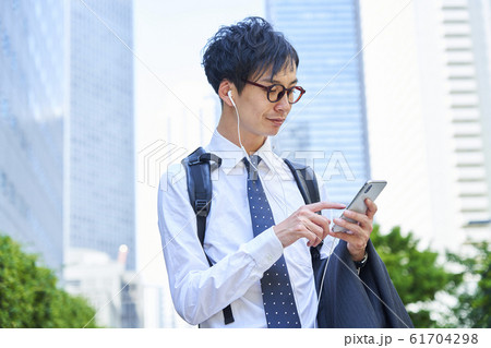 若いビジネスマン 若いビジネスマン 61704298