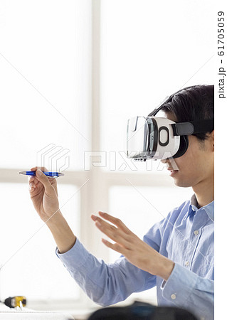 5g導入ai対応vrメガネで試行錯誤しチャンスをつかみたい男性起業家の写真素材 61705059 Pixta