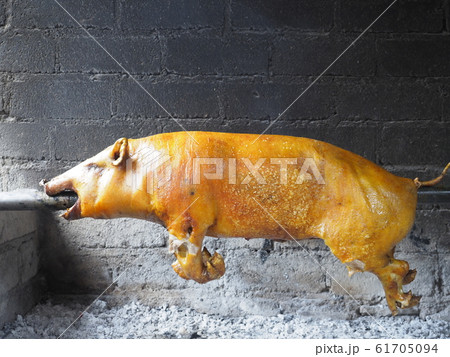 ブタの丸焼き 61705094