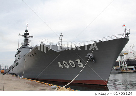 呉基地に停泊する輸送艦くにさき 61705124