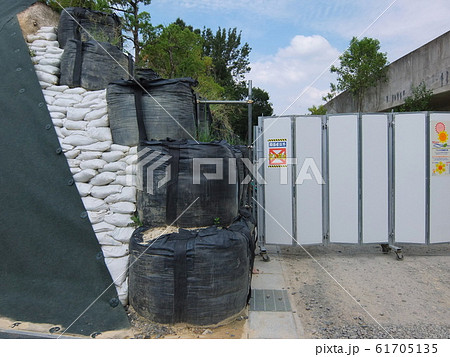 法面の土のう工とゲート(土木工事) 法面の土のう工とゲート(土木工事) 61705135