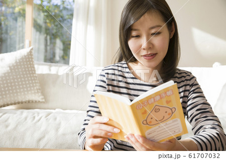 母子手帳を見る若い女性 61707032