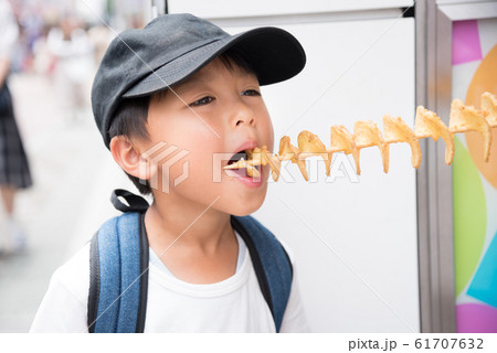 美味しそうに食べる小学生の男の子 美味しそうに食べる小学生の男の子 61707632