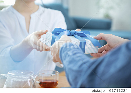 プレゼント・男女・渡す 61711224