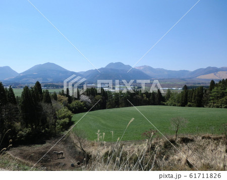 春から夏にかけての高原の風景の写真素材