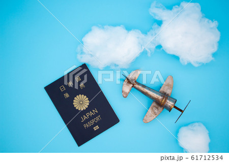 海外旅行イメージ　飛行機と雲とパスポート 61712534