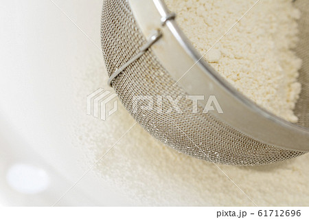 道具で小麦粉をふるうイメージの写真素材