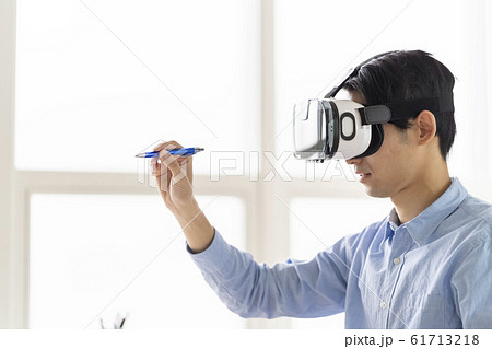 5g導入ai対応vrデバイスで試行錯誤しチャンスをつかみたい男性起業家ビジネスマンの写真素材 61713218 Pixta