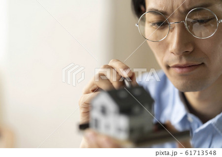 マイホーム 新築 住宅ローン リフォーム 男性 マイホーム 新築 住宅ローン リフォーム 男性 61713548