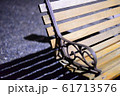 夜のベンチ 61713576
