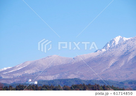冬の青空と山麓の景色 … 鳥取県 大山 天候：快晴 61714850