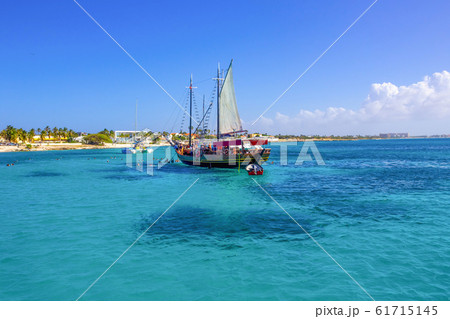 Tourists snorkeling along the coastline and enjoy the tropical island of Aruba 61715145