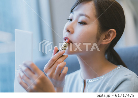 口紅　女性　塗る 61717478