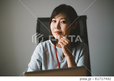 30代女性 30代女性 61717492