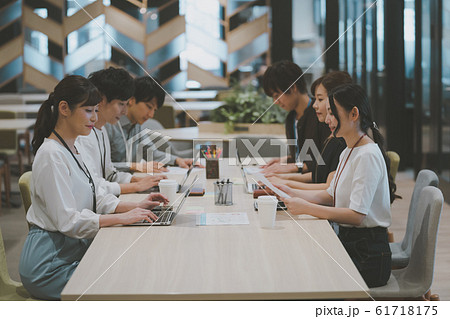 ミーティング　会社員 61718175