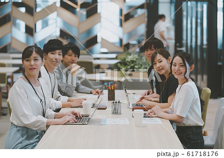 ミーティング　会社員 61718176